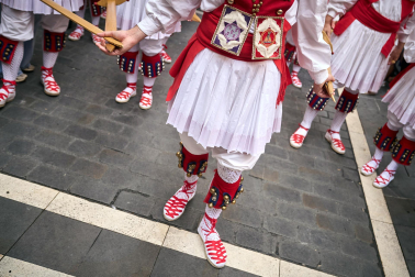 Foto de la procesión de San Fermín Txikito y la Ezpata-dantza