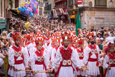 Foto de la procesión de San Fermín Txikito y la Ezpata-dantza