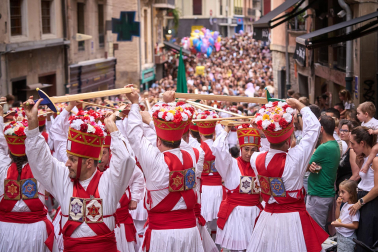 Foto de la procesión de San Fermín Txikito y la Ezpata-dantza