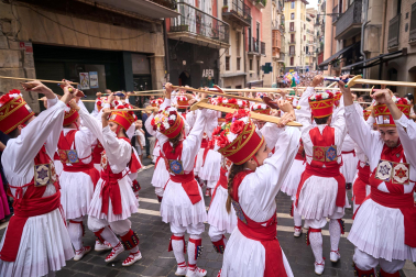 Foto de la procesión de San Fermín Txikito y la Ezpata-dantza