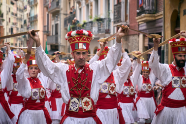 Foto de la procesión de San Fermín Txikito y la Ezpata-dantza