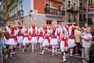 Foto de la procesión de San Fermín Txikito y la Ezpata-dantza