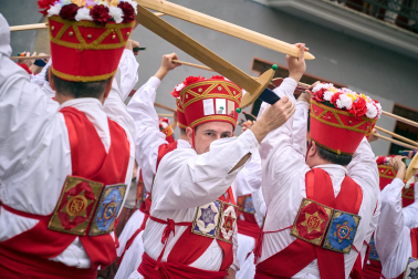 Foto de la procesión de San Fermín Txikito y la Ezpata-dantza