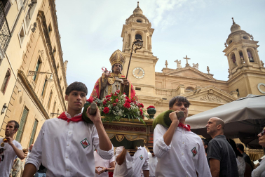 Foto de la procesión de San Fermín Txikito y la Ezpata-dantza