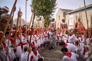 Foto de la procesión de San Fermín Txikito y la Ezpata-dantza