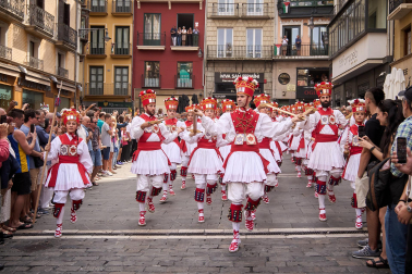 Foto de la procesión de San Fermín Txikito y la Ezpata-dantza