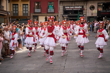 Foto de la procesión de San Fermín Txikito y la Ezpata-dantza
