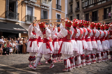 Foto de la procesión de San Fermín Txikito y la Ezpata-dantza