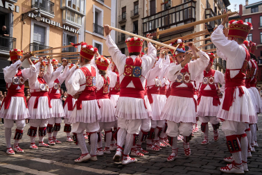Foto de la procesión de San Fermín Txikito y la Ezpata-dantza