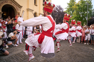 Foto de la procesión de San Fermín Txikito y la Ezpata-dantza