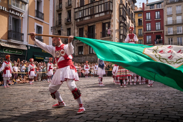Foto de la procesión de San Fermín Txikito y la Ezpata-dantza