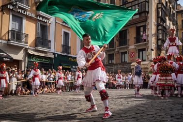 Foto de la procesión de San Fermín Txikito y la Ezpata-dantza
