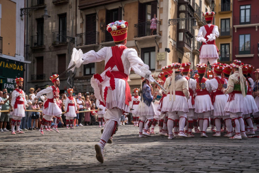 Foto de la procesión de San Fermín Txikito y la Ezpata-dantza