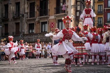 Foto de la procesión de San Fermín Txikito y la Ezpata-dantza