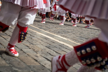 Foto de la procesión de San Fermín Txikito y la Ezpata-dantza