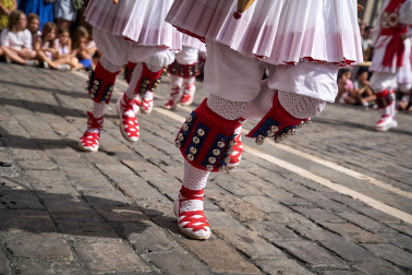 Foto de la procesión de San Fermín Txikito y la Ezpata-dantza