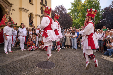 Foto de la procesión de San Fermín Txikito y la Ezpata-dantza