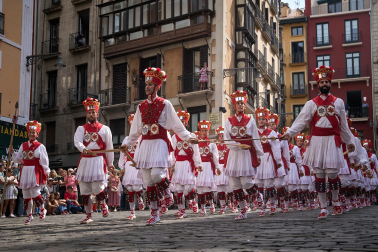 Foto de la procesión de San Fermín Txikito y la Ezpata-dantza