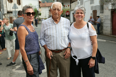 Alberto Urbeltz junto a sus hijas, Alice y Teresa.