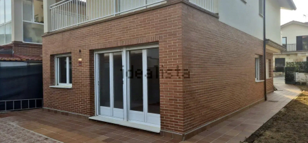 El jardín rodea a la vivienda