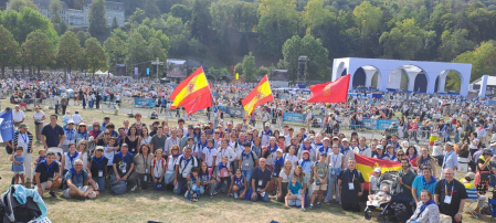 Los peregrinos de la parroquia de Gorraiz, en la pradera de Lourdes donde se celebró la misa de León XIV