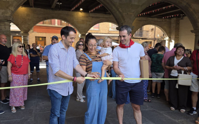 Desde la izda., Javier Solozábal (alcalde de Sangüesa), Sheila Padellaro y su hija Carla Sanduvete (ANECS) y Mikel Ziganda (Postres Tradicionales de Ultzama)