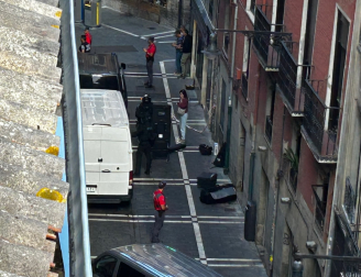 Vídeo: Dispositivo de Policía Foral en Calderería por un hombre que se ha atrincherado en Mercaderes