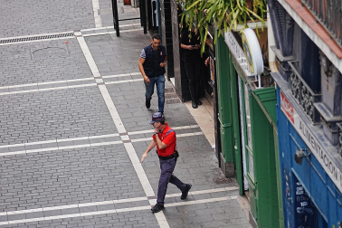 Fotos del dispositivo policial por un supuesto atrincheramiento en el Casco Antiguo