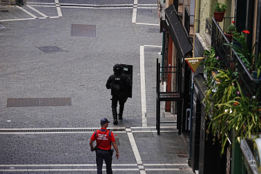 Fotos del dispositivo policial por un supuesto atrincheramiento en el Casco Antiguo