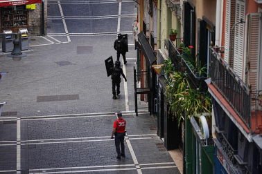 Fotos del dispositivo policial por un supuesto atrincheramiento en el Casco Antiguo