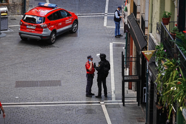 Fotos del dispositivo policial por un supuesto atrincheramiento en el Casco Antiguo