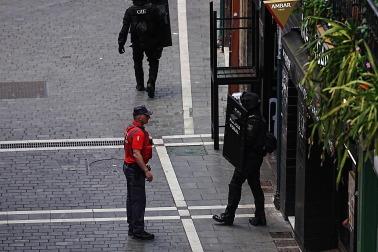 Fotos del dispositivo policial por un supuesto atrincheramiento en el Casco Antiguo