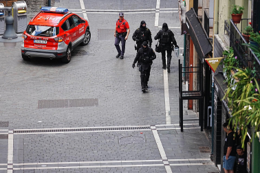 Fotos del dispositivo policial por un supuesto atrincheramiento en el Casco Antiguo