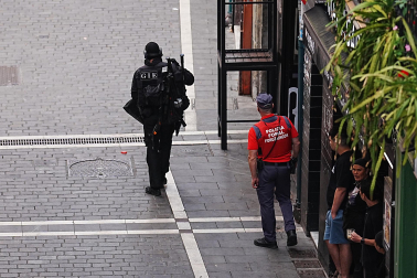 Fotos del dispositivo policial por un supuesto atrincheramiento en el Casco Antiguo