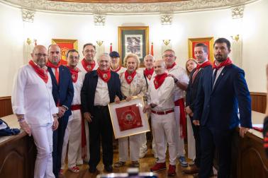 Juan José Lahuerta Palacios, quinto por la izquierda, en su homenaje como Corellano del Año