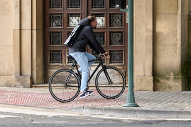 Las bicicletas tienen prohibido circular por las aceras, salvo menores de 12 años