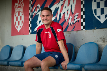Luis Iturriria, entrenador del Baztan, en el campo de Giltxaurdi