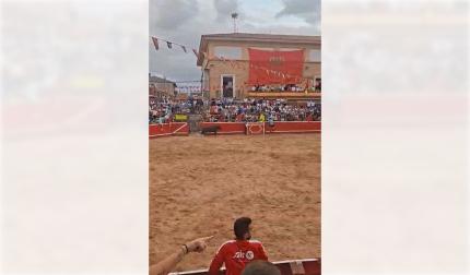La res superó en varias ocasiones los burladeros y accedió a la grada durante el festejo celebrado en la localidad este viernes, 2 de octubre. Afortunadamente no se registraron heridos y todo quedó en una anécdota.