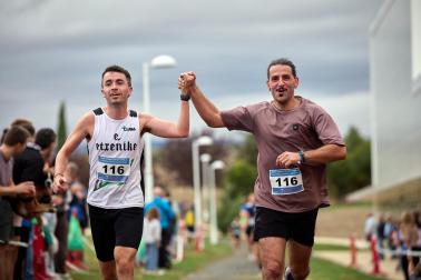 Fotos de la V Carrera por parejas 'Cada oveja con su pareja' en Zizur con la participación de 400 corredores