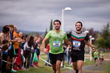 Fotos de la V Carrera por parejas 'Cada oveja con su pareja' en Zizur con la participación de 400 corredores