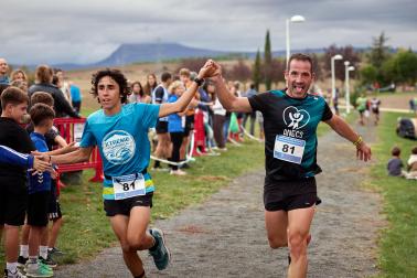Fotos de la V Carrera por parejas 'Cada oveja con su pareja' en Zizur con la participación de 400 corredores