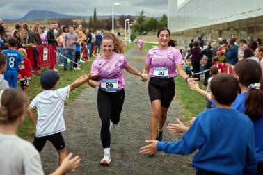 Fotos de la V Carrera por parejas 'Cada oveja con su pareja' en Zizur con la participación de 400 corredores