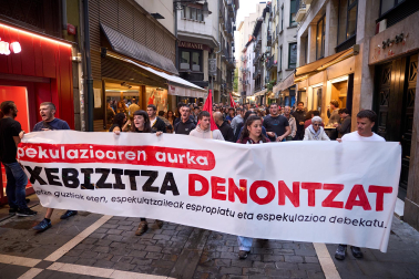 Fotos de la manifestación en Pamplona por la especulación de la vivienda