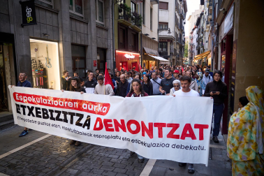 Fotos de la manifestación en Pamplona por la especulación de la vivienda