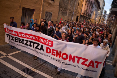 Fotos de la manifestación en Pamplona por la especulación de la vivienda
