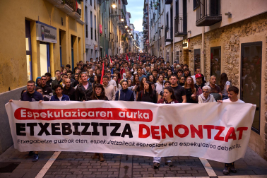 Fotos de la manifestación en Pamplona por la especulación de la vivienda