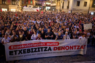 Fotos de la manifestación en Pamplona por la especulación de la vivienda
