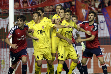 Javi Martínez Tabernero (izquierda), junto a Unai García y Oier Sanjurjo, rodeados de una nube de jugadores del Girona, en 2015, cuando tenía 18 años y disputó dos partidos con el primer equipo