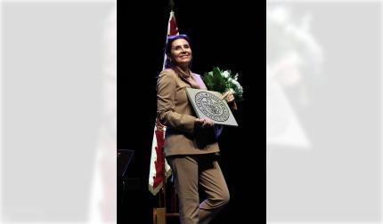 Entrega del premio Ciudad de Tafalla a la soprano Sabina Puertolas en el centro de cultura de Tafalla