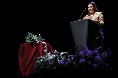 Entrega del premio Ciudad de Tafalla a la soprano Sabina Puertolas en el centro de cultura de Tafalla